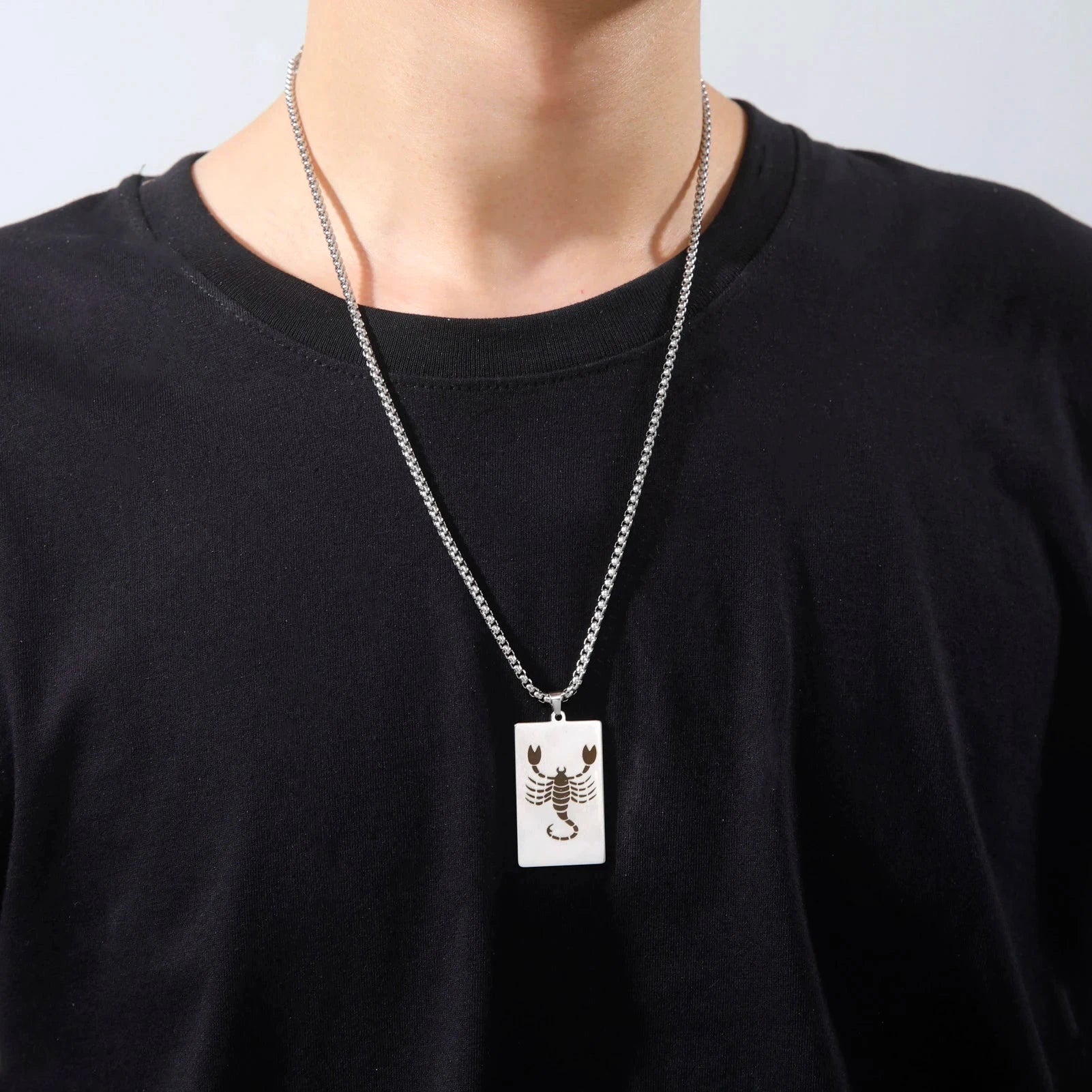 Kaulakoru tyylikkäällä astrologisen horoskoopin riipuksella 