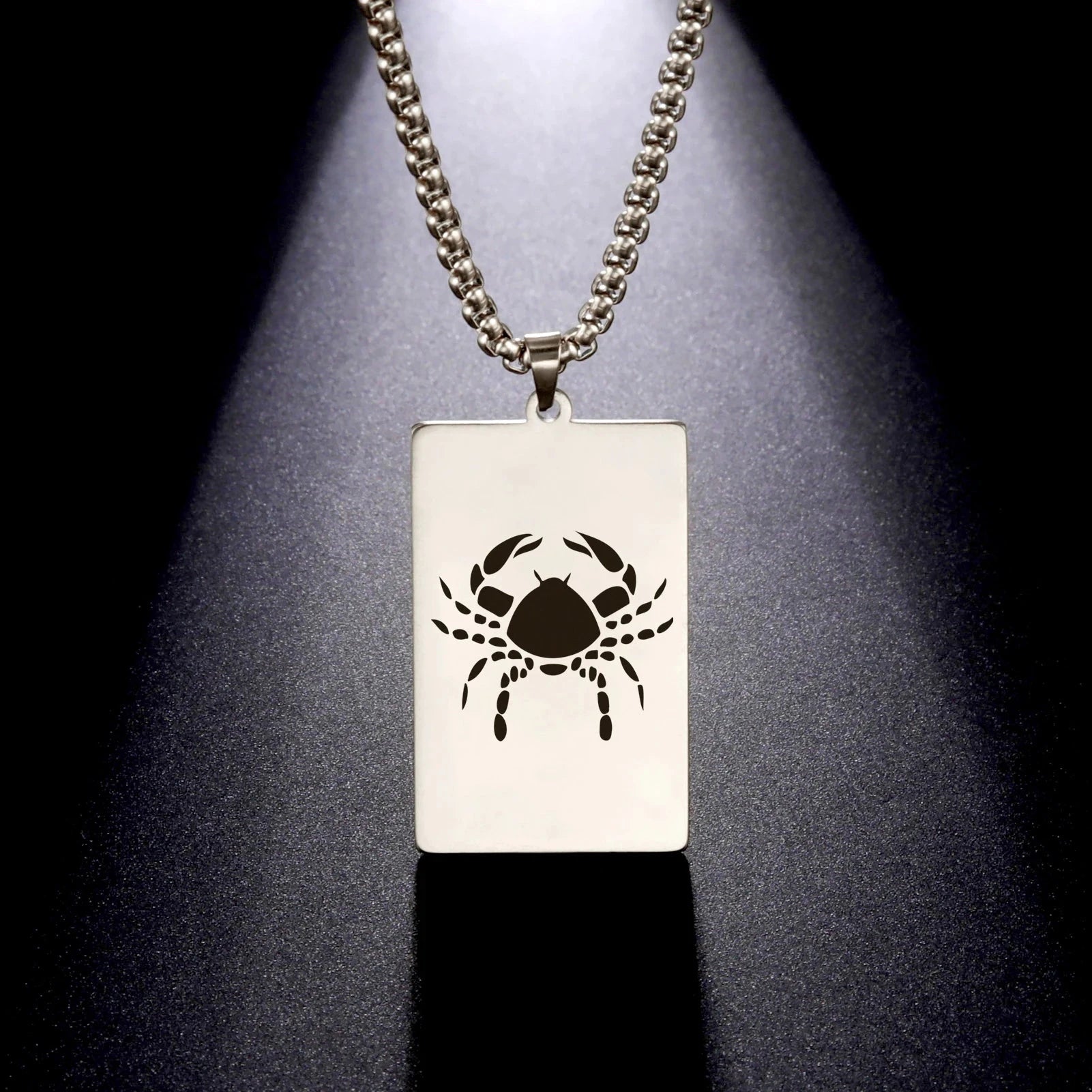 Kaulakoru tyylikkäällä astrologisen horoskoopin riipuksella