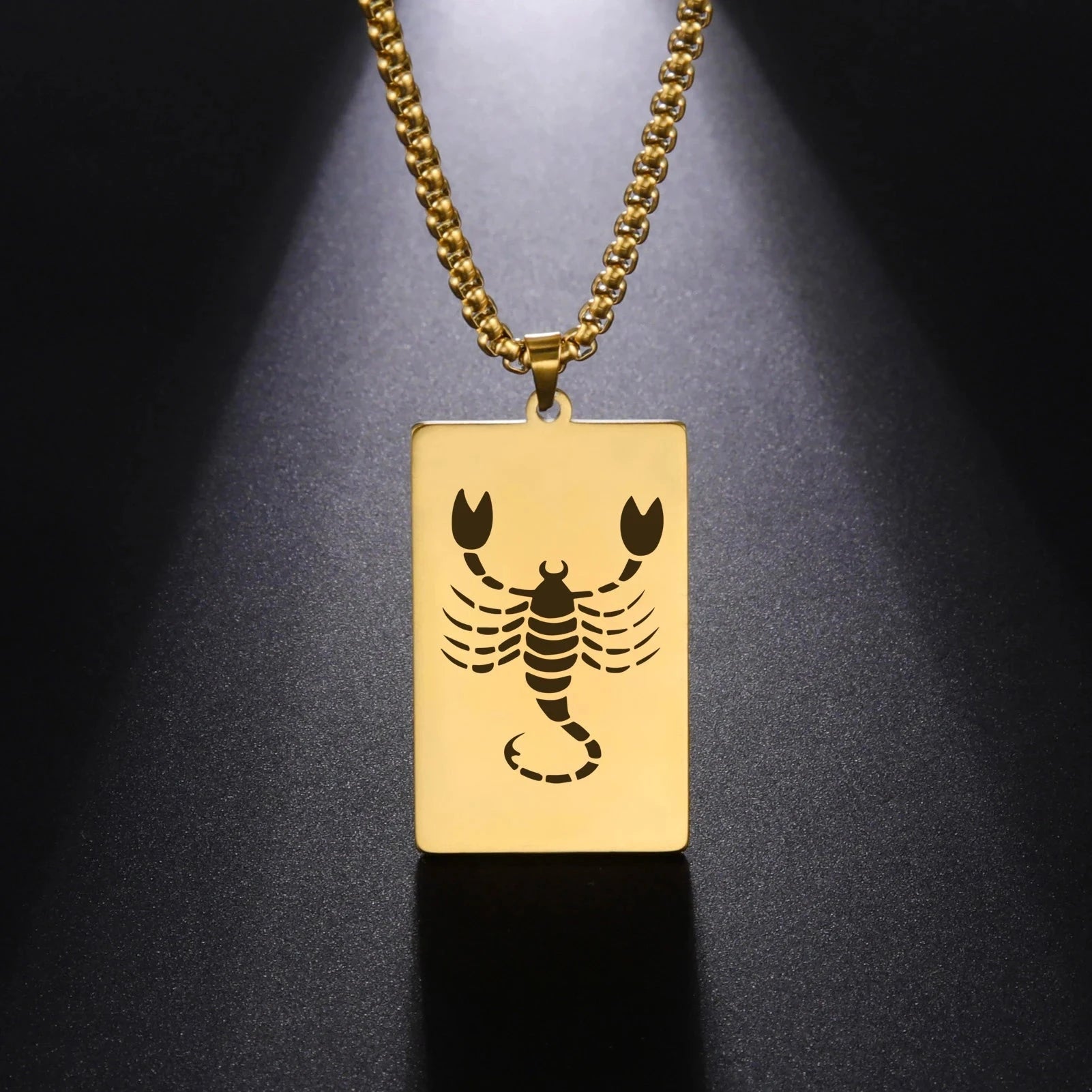 Kaulakoru tyylikkäällä astrologisen horoskoopin riipuksella