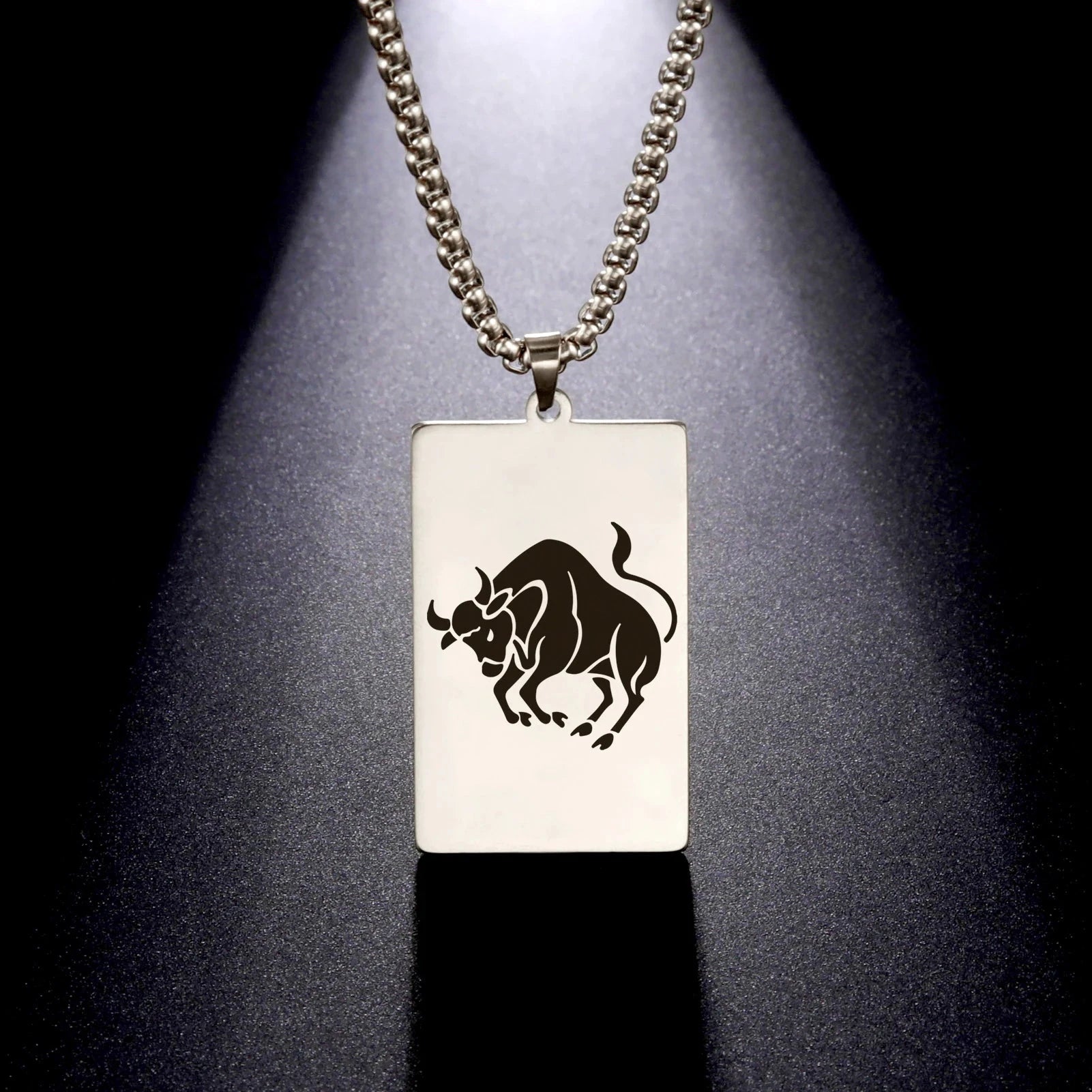 Kaulakoru tyylikkäällä astrologisen horoskoopin riipuksella