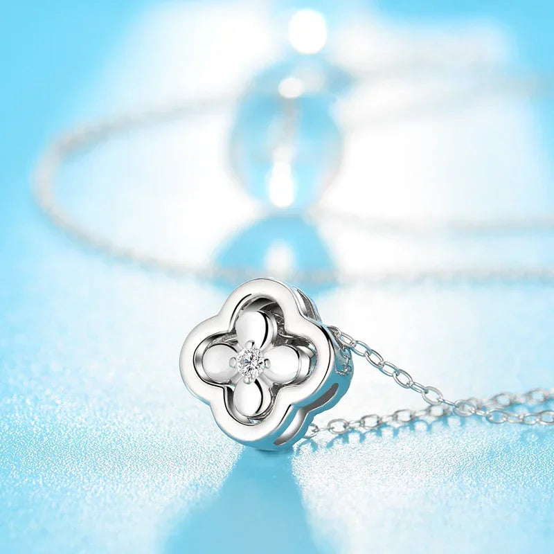 Kaulakoru nelilehtisen apilan riipuksella, jossa on hopeiset zirkonit