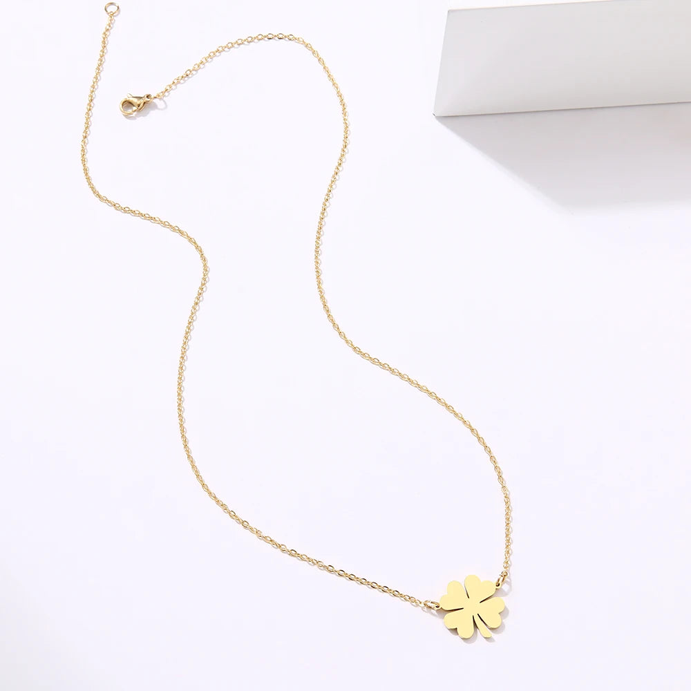 Kaulakoru onnenapilan lehti -riipuksella kulta