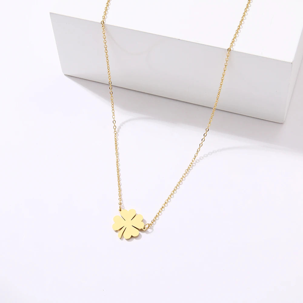 Kaulakoru onnenapilan lehti -riipuksella kulta