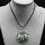 Nahkakaulakoru helmiäispisaran riipuksella