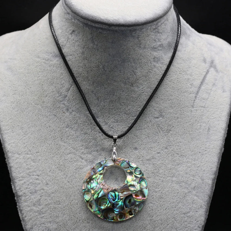 Nahkakaulakoru helmiäispisaran riipuksella