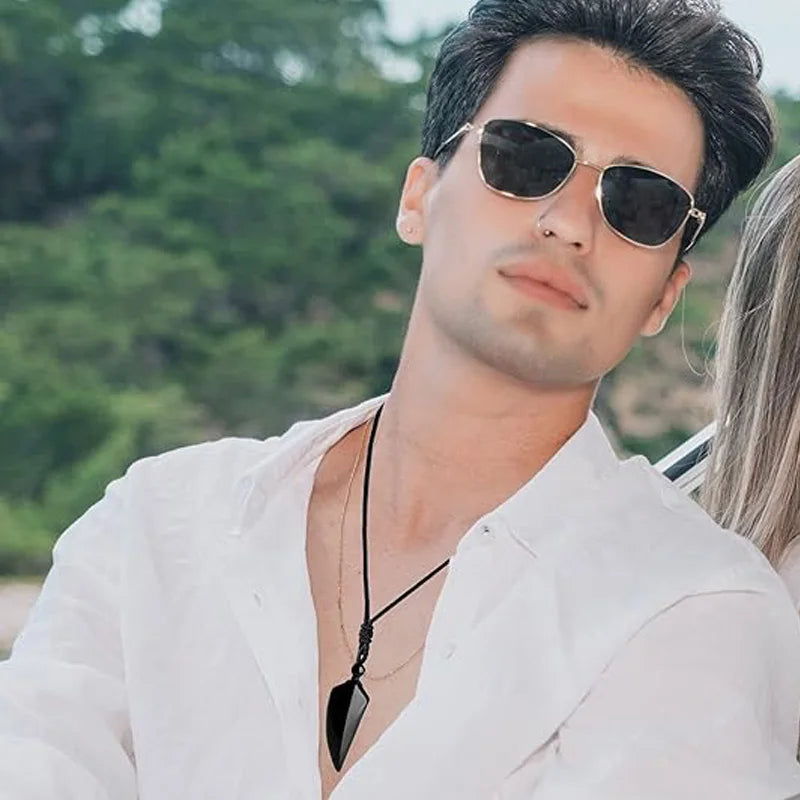 Kaulakoru luonnonkiviriipuksella Haihammas