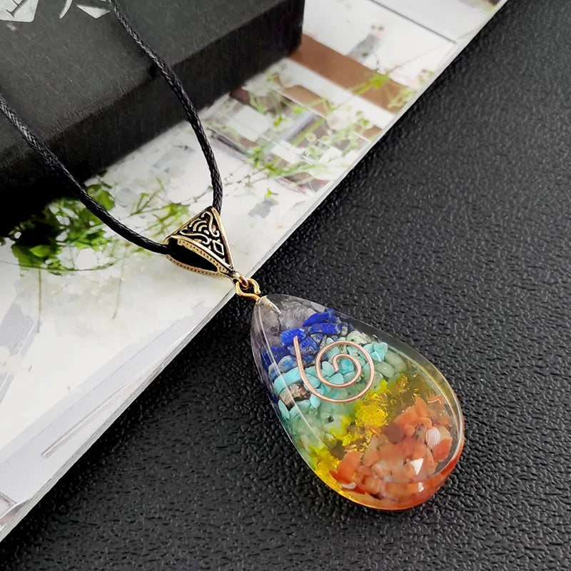 Kaulakoru, jossa on 7 chakran kiviriipus