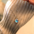 Kaulakoru kuutamokiven zirkoniriipuksella