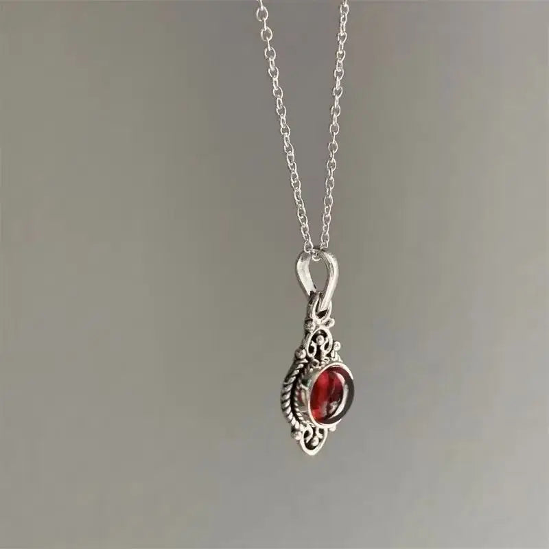 Kaulakoru vintage-tyylisellä etnisellä riipuksella naisille