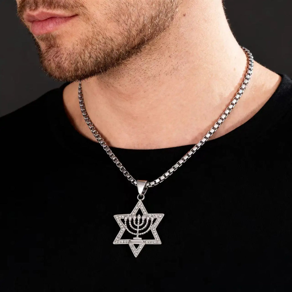 Kaulakoru, jossa riipus <span data-glossary-id="étoile de David">Daavidin tähti</span> ja juutalaisen identiteetin symboli <span data-glossary-id="Menorah">Menora</span>, hopeaa
