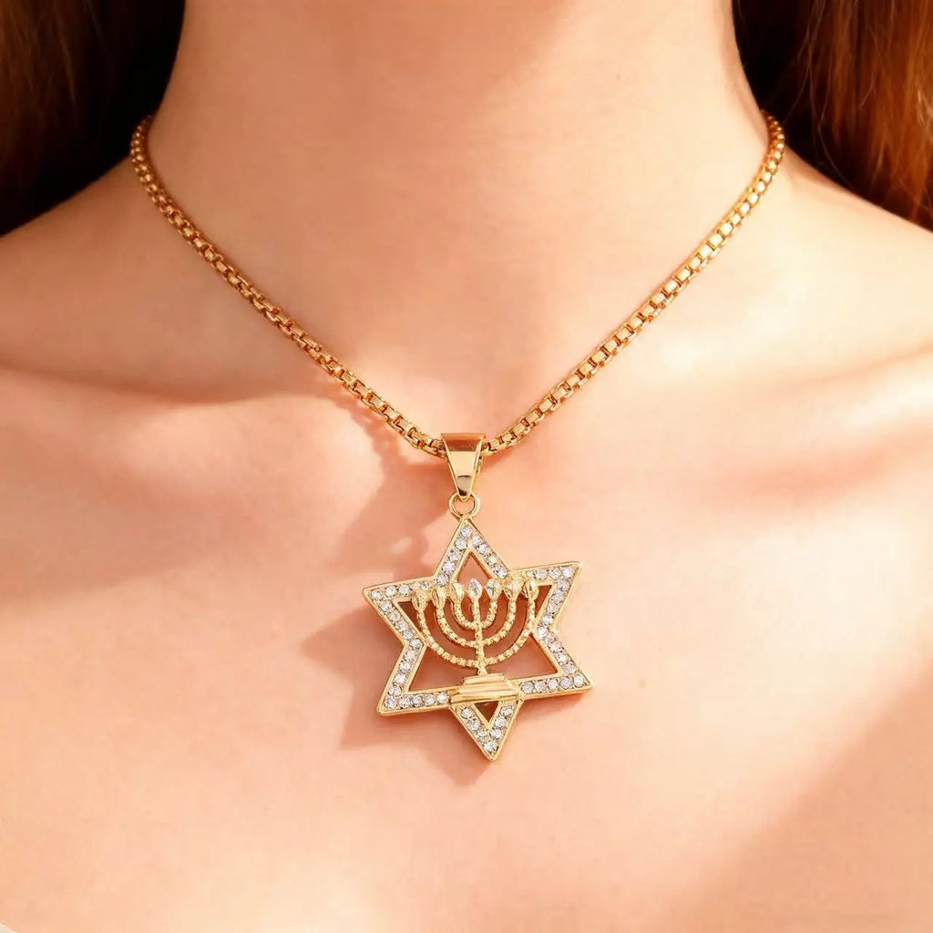 Kaulakoru, jossa riipus <span data-glossary-id="étoile de David">Daavidin tähti</span> ja juutalaisen identiteetin symboli <span data-glossary-id="Menorah">Menora</span>, kultaa