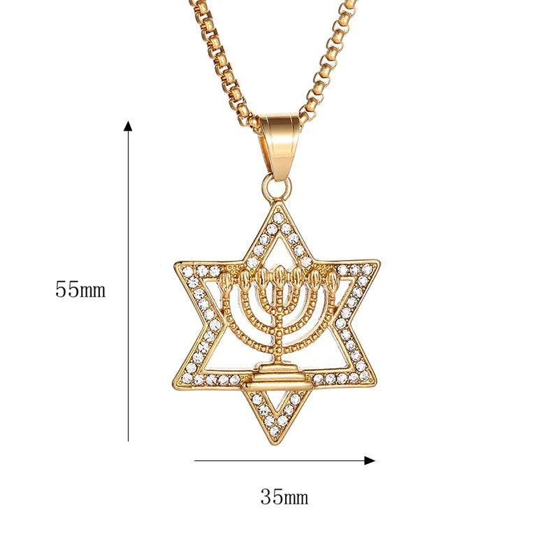 Kaulakoru, jossa riipus <span data-glossary-id="étoile de David">Daavidin tähti</span> ja juutalaisen identiteetin symboli <span data-glossary-id="Menorah">Menora</span>