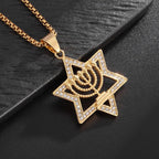Kaulakoru, jossa riipus <span data-glossary-id="étoile de David">Daavidin tähti</span> ja juutalaisen identiteetin symboli <span data-glossary-id="Menorah">Menora</span>, kultaa