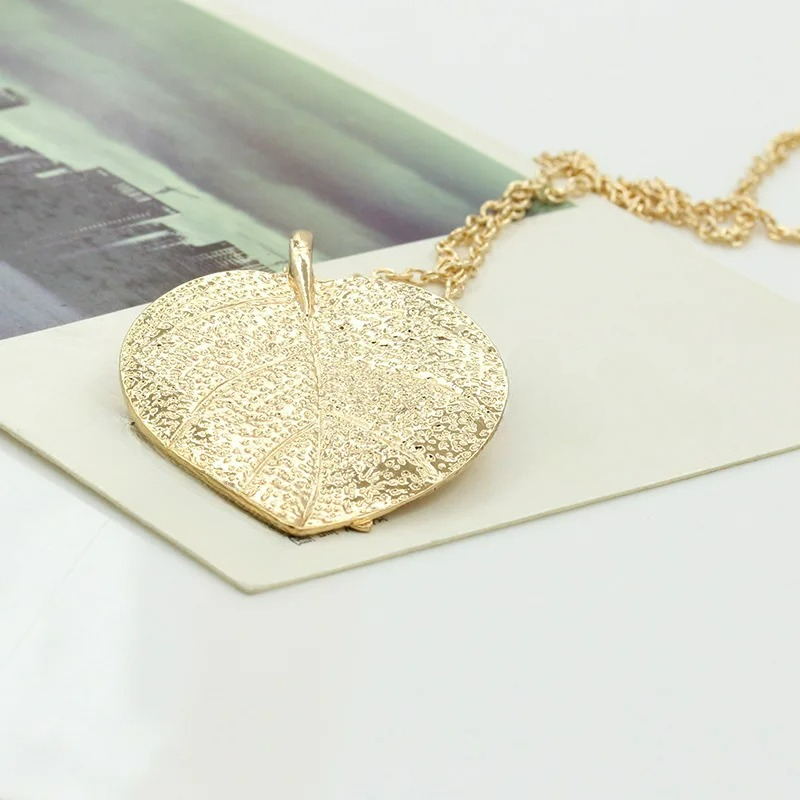 Kaulakoru syksyn lehden riipuksella