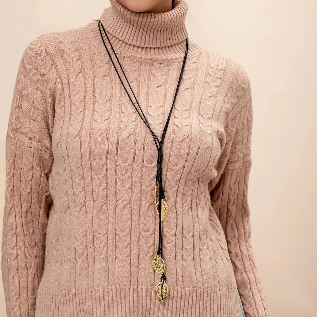 Kaulakoru syksyn lehden riipuksella