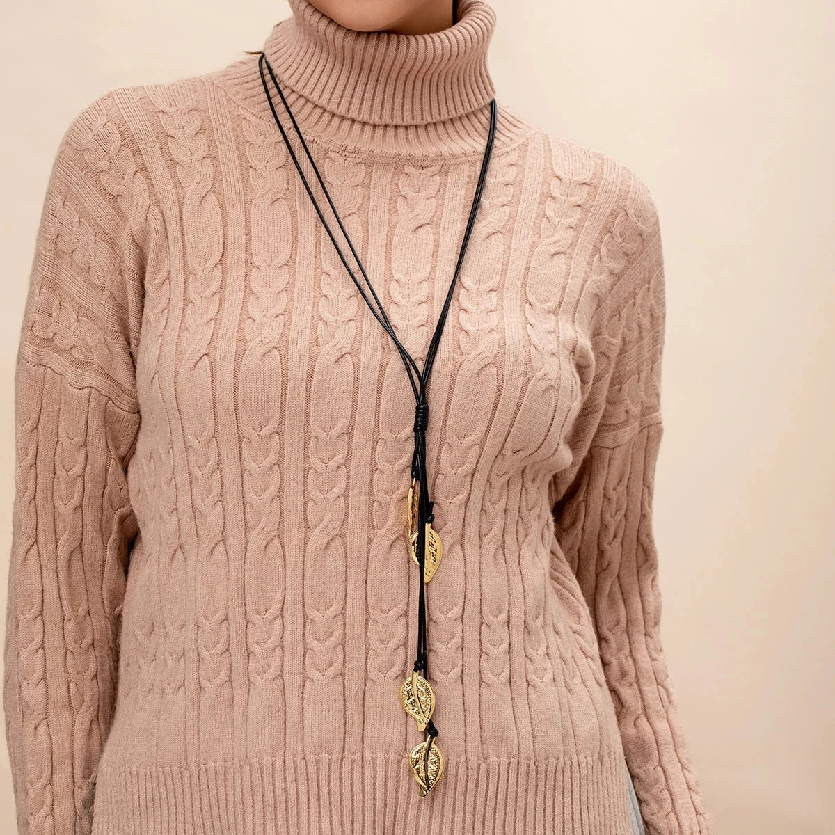 Kaulakoru syksyn lehden riipuksella