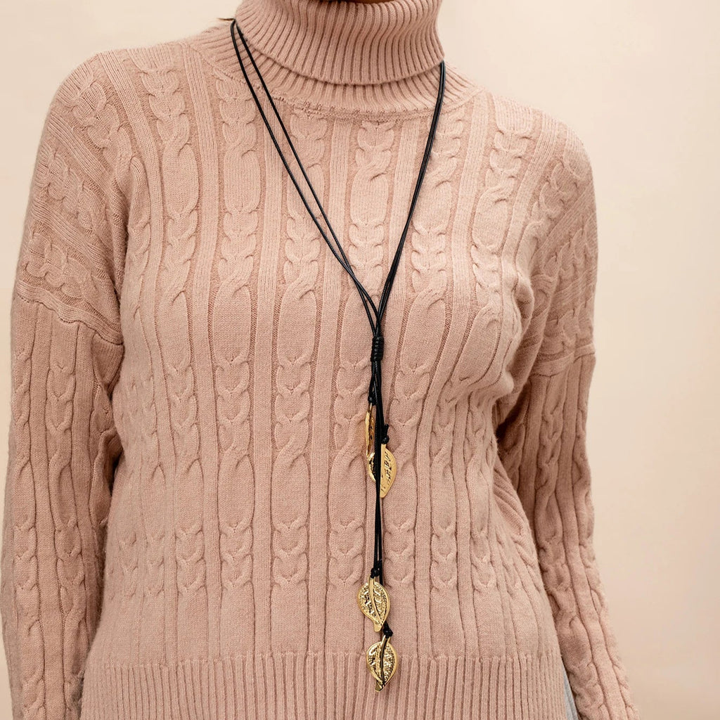 Kaulakoru syksyn lehden riipuksella