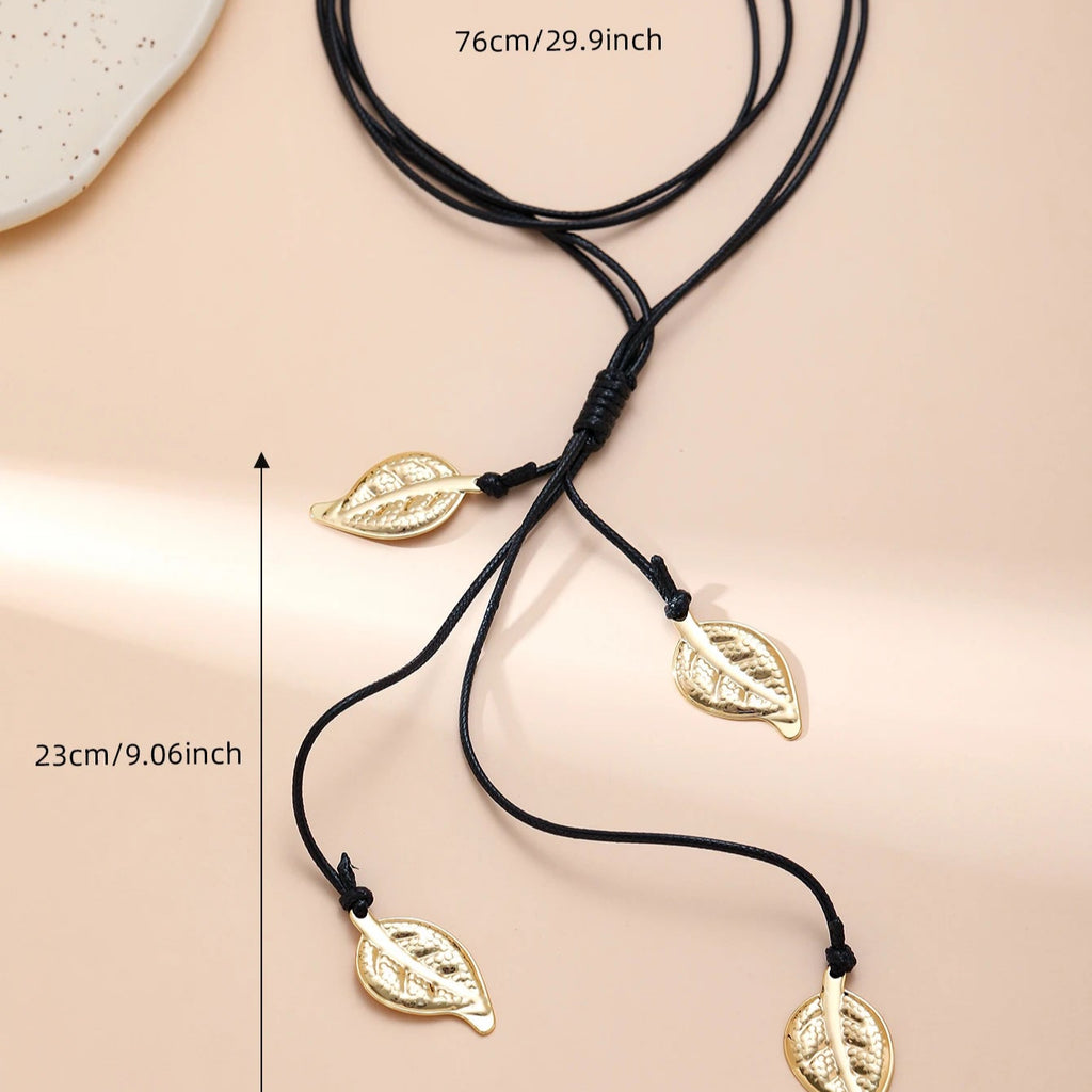 Kaulakoru syksyn lehden riipuksella