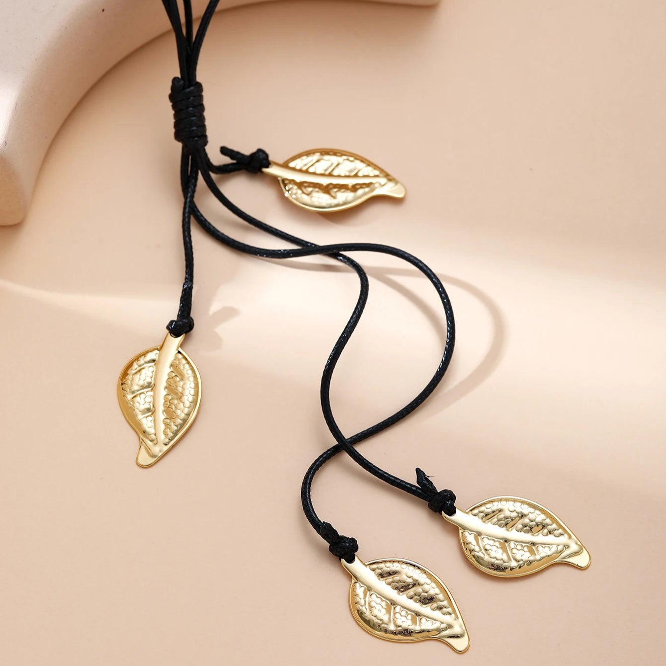 Kaulakoru syksyn lehden riipuksella