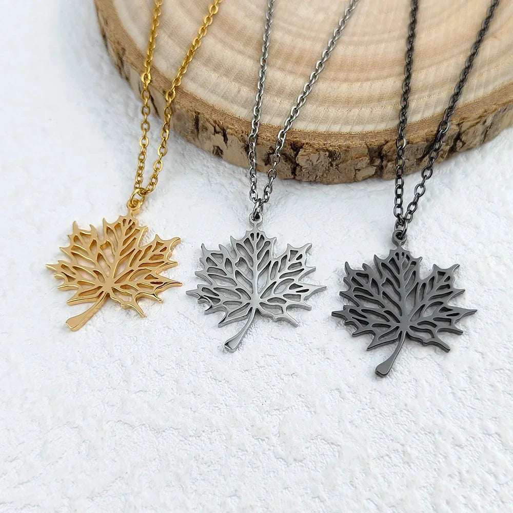 Kaulakoru vaahteranlehden riipuksella 