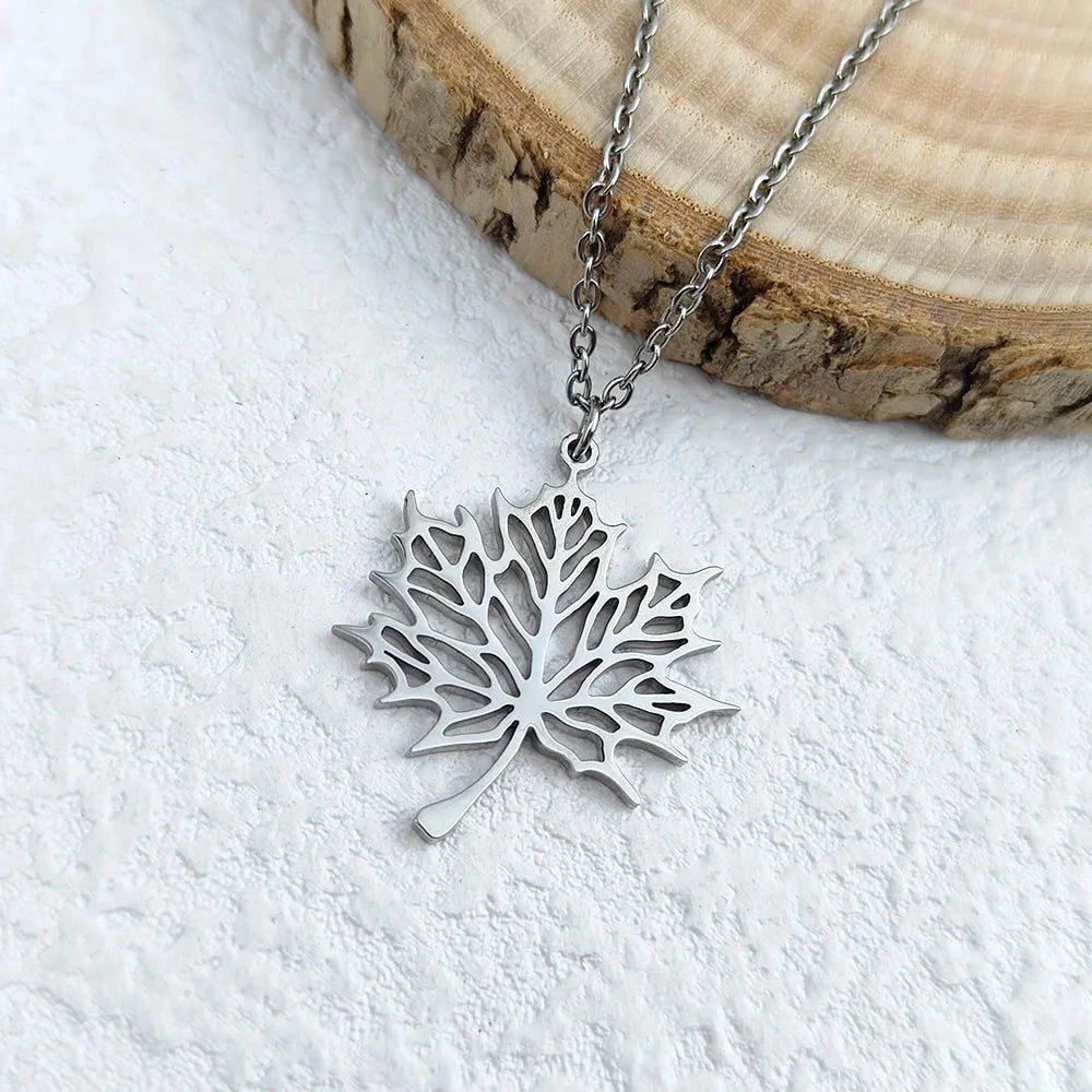 Kaulakoru hopeisella vaahteranlehden riipuksella