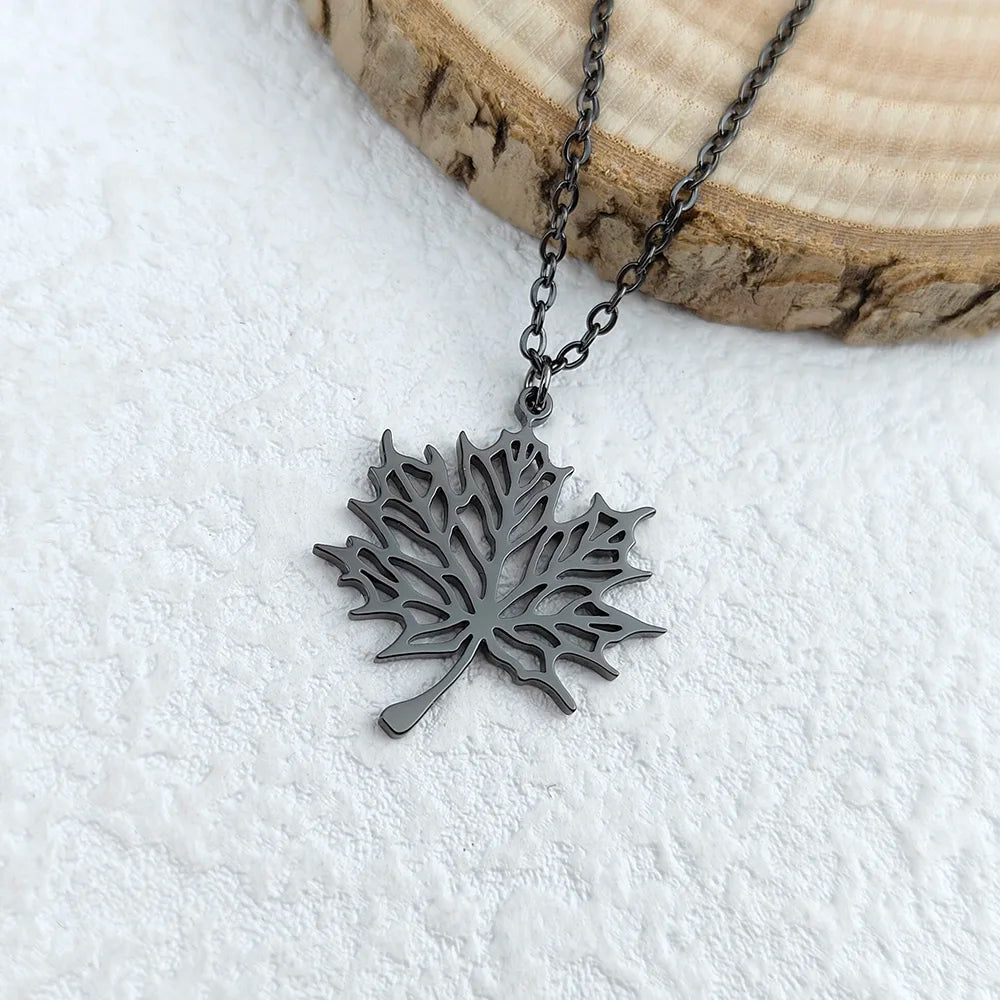 Kaulakoru mustalla vaahteranlehden riipuksella