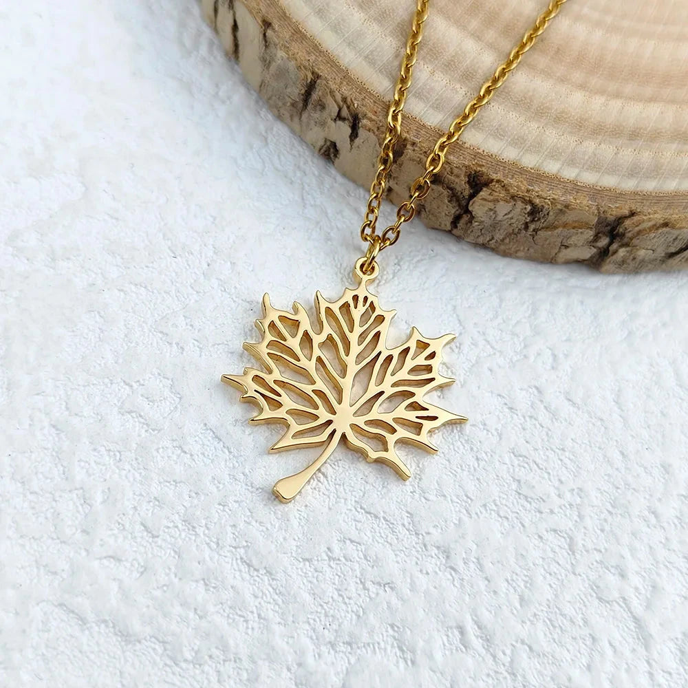 Kaulakoru kultaisella vaahteranlehden riipuksella