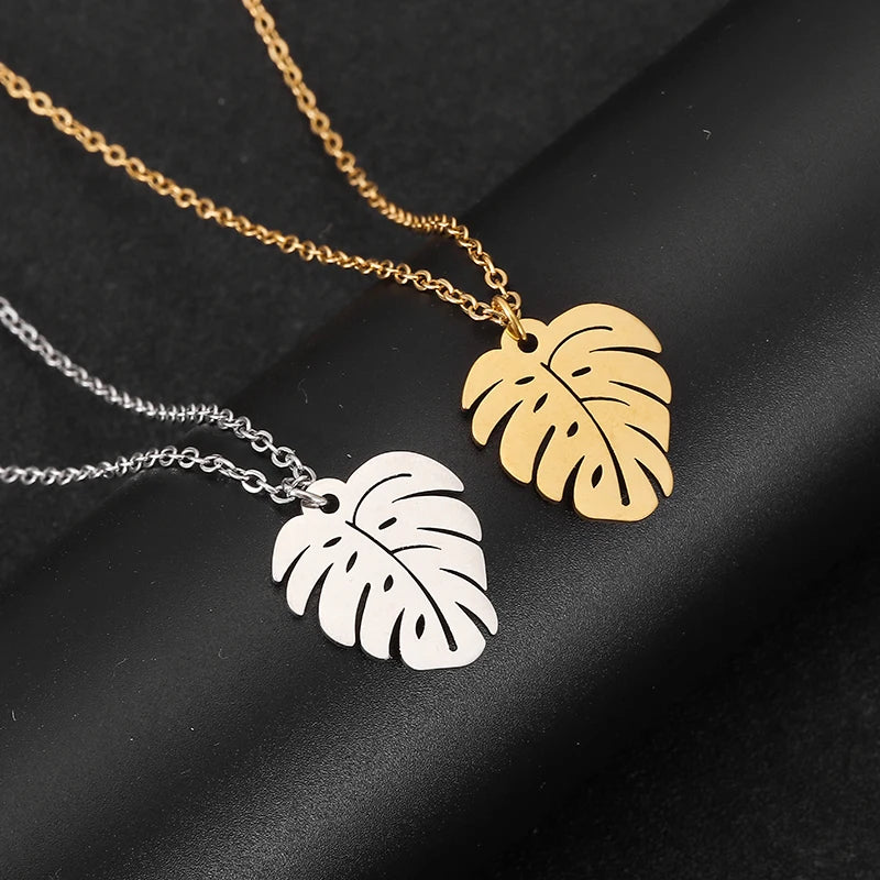 Kaulakoru hopeisella palmulehtiriipuksella