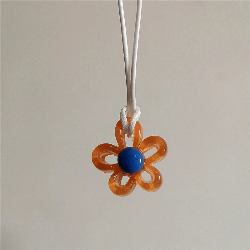 Kaulakoru ruskealla värikkäällä kukka-riipuksella