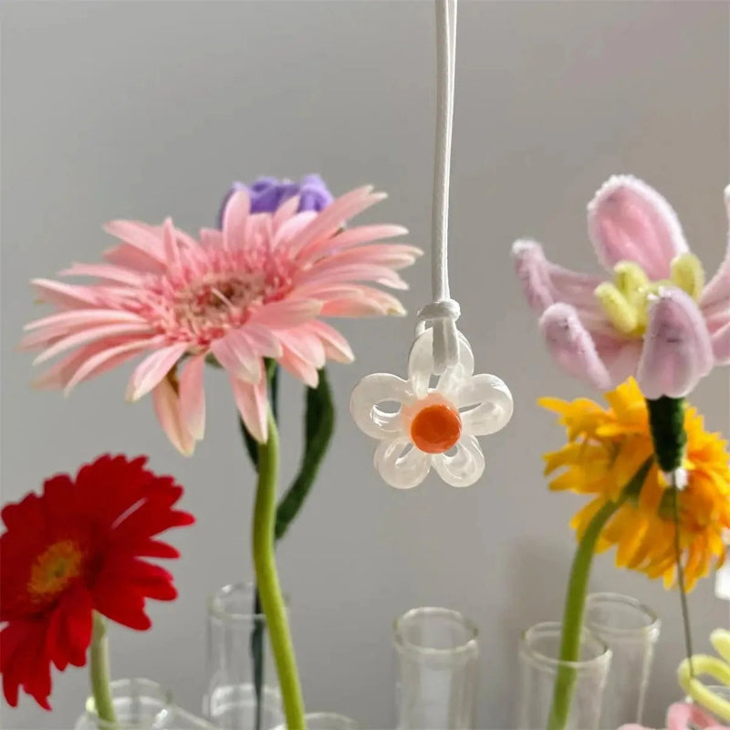 Kaulakoru värikkäällä kukka-riipuksella