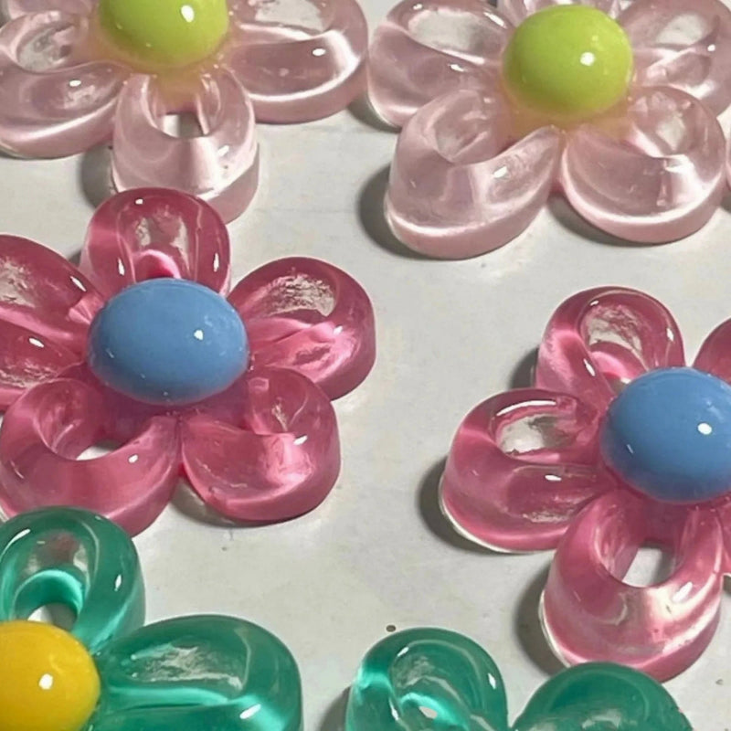 Kaulakoru värikkäällä kukka-riipuksella