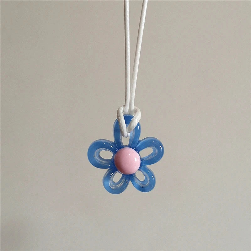 Kaulakoru värikkäällä kukka-riipuksella