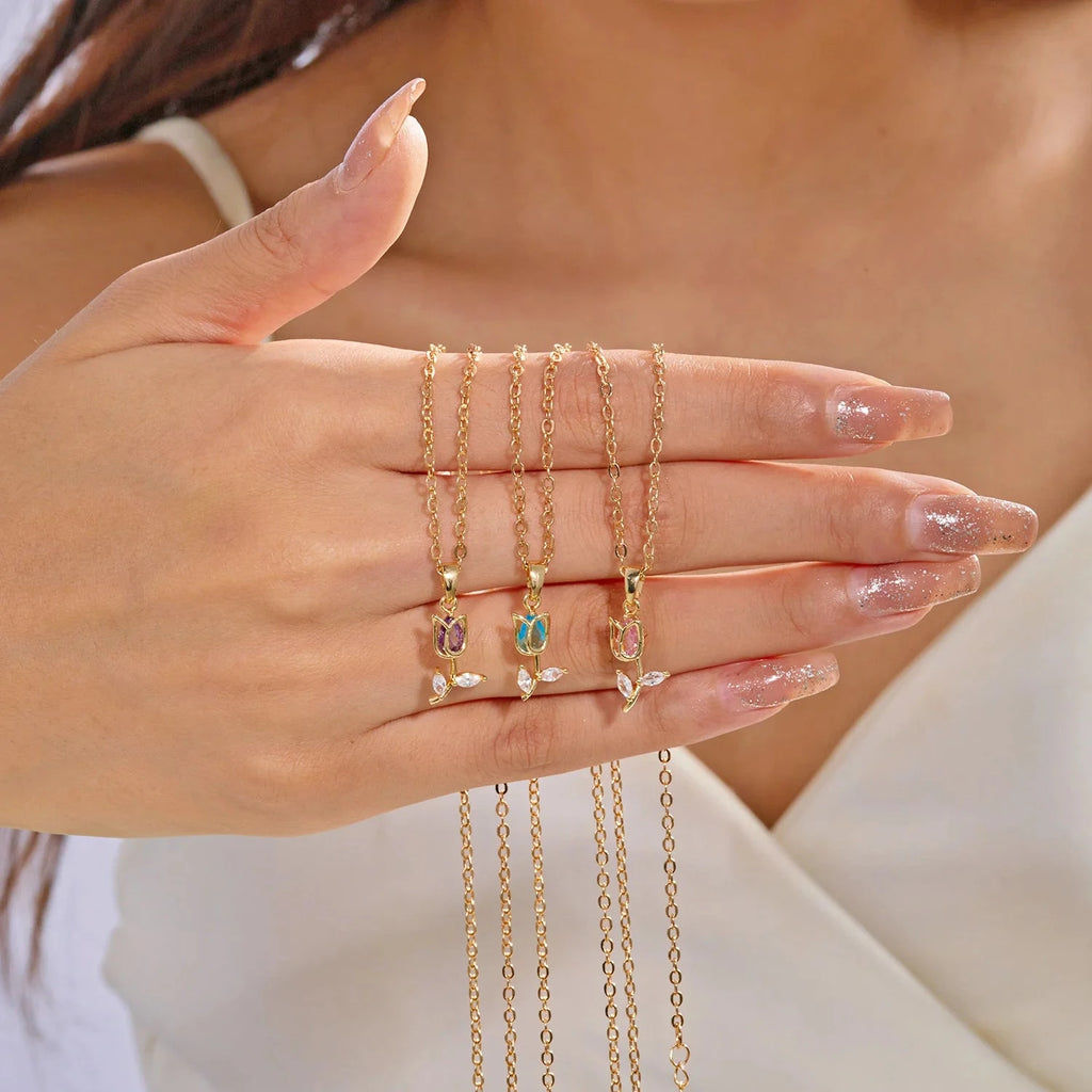 Kaulakoru, jossa on Tulppaanikukka-riipus zirkonista 