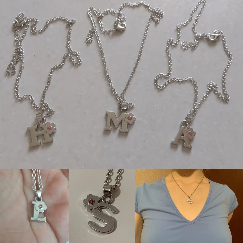 Kaulakoru alkukirjain- ja kukkariipuksella