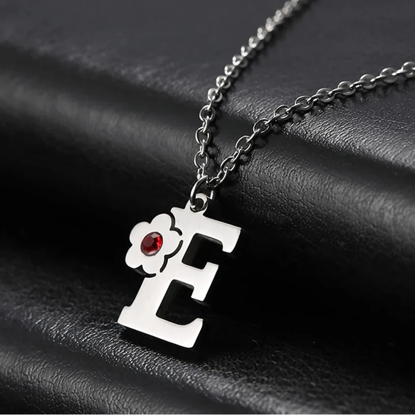 Kaulakoru alkukirjain- ja kukkariipuksella e