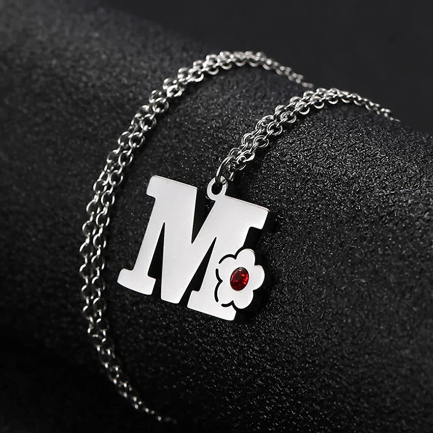 Kaulakoru alkukirjain- ja kukkariipuksella m