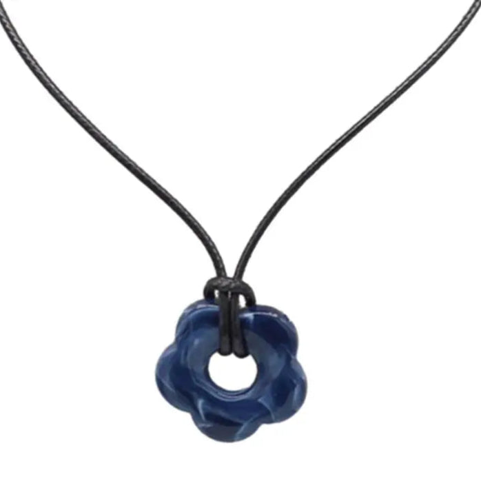 Kaulakoru kukkariipuksella, romanttinen tyyli, tummanharmaa