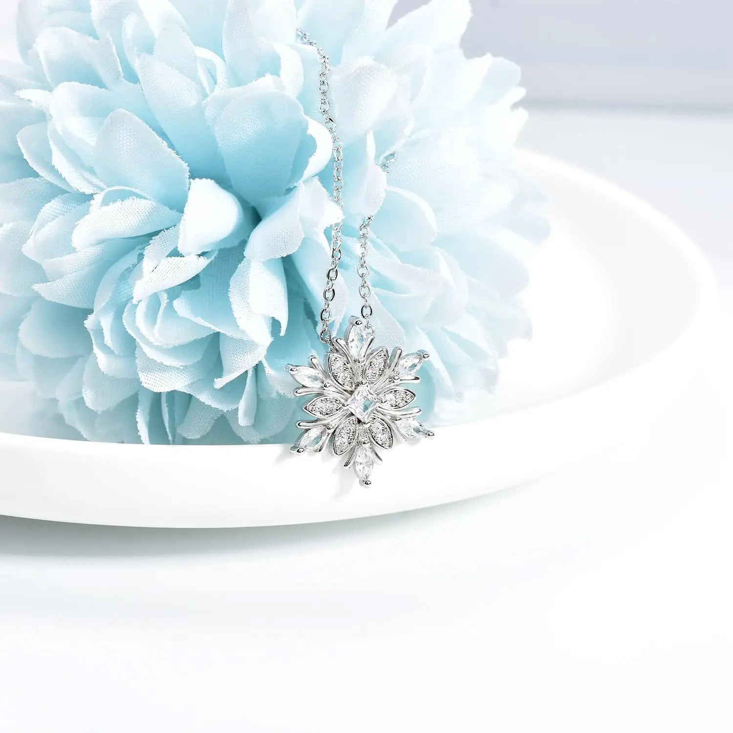 Kaulakoru valkoisella zirkonilumihiutale-riipuksella