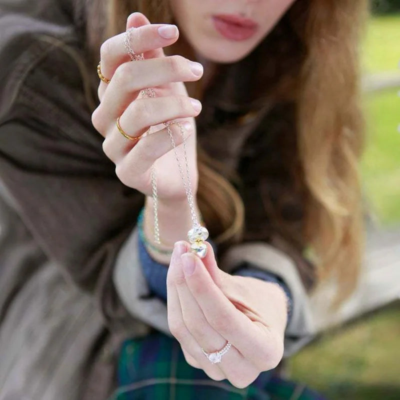 Kaulakoru sydänriipuksella ja tupsulla