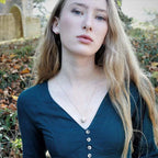 Kaulakoru sydänriipuksella ja tupsulla