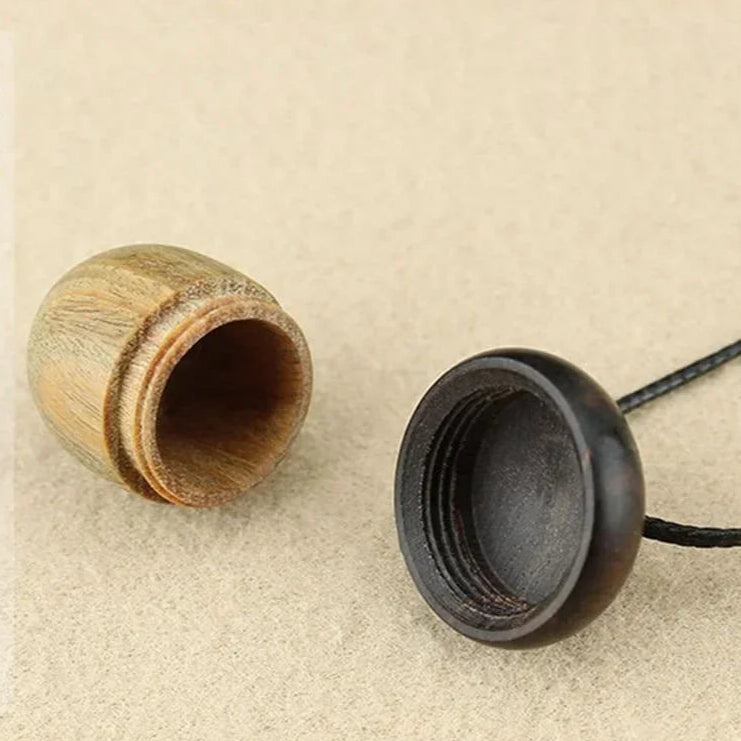 Kaulakoru, jossa puinen tupsuri-riipus