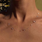 Kaulakoru, jossa läpinäkyvä vesipisaran muotoinen riipus