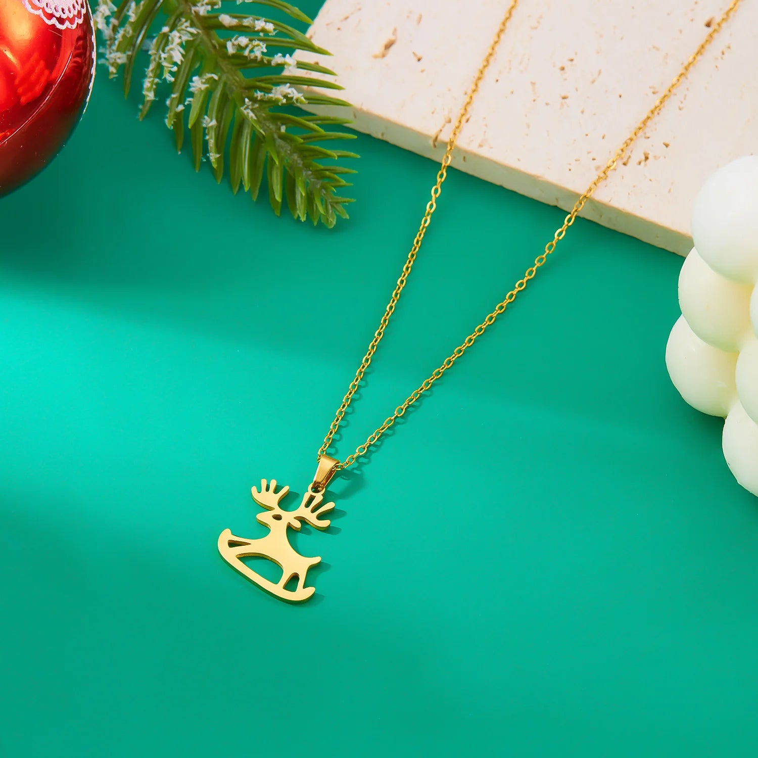 Kaulakoru talvinen poro-riipuksella kulta