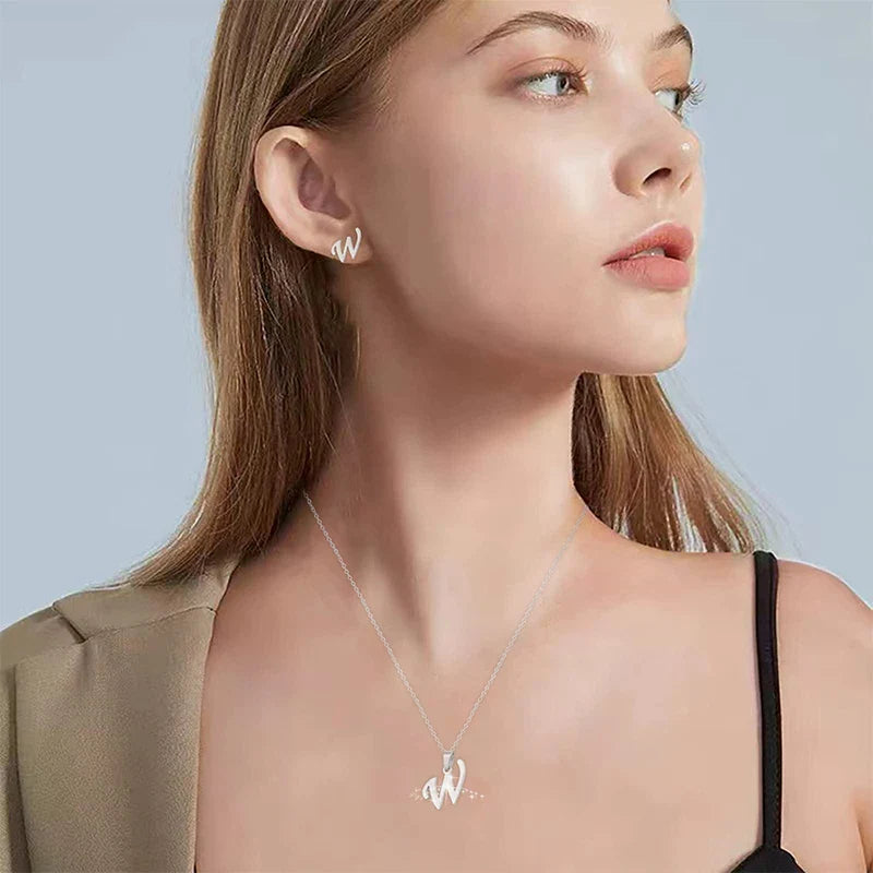 Personoitu kaulakoru, jossa kirjaimellinen riipus