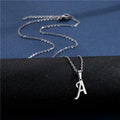 Personoitu kaulakoru, jossa kirjaimellinen riipus a