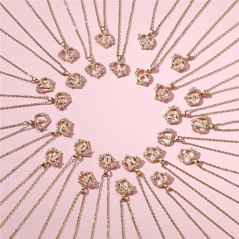 Kaulakoru sydän- ja kukkakoristeisella alkukirjainriipuksella