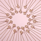 Kaulakoru sydän- ja kukkakoristeisella alkukirjainriipuksella