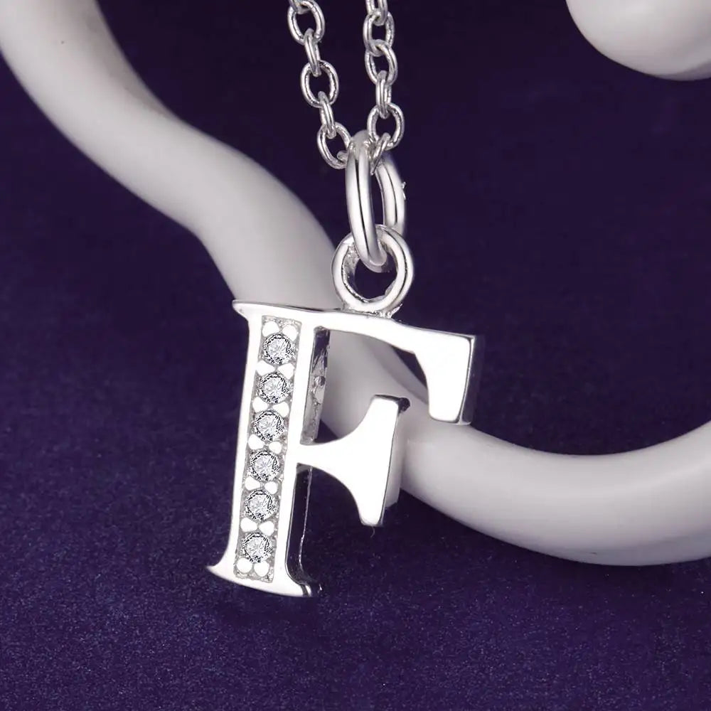 Pitkä kaulakoru, jossa nimikirjainriipus f