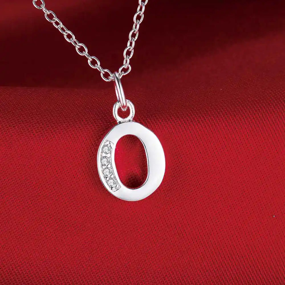 Pitkä kaulakoru, jossa nimikirjainriipus o