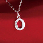 Pitkä kaulakoru, jossa nimikirjainriipus o